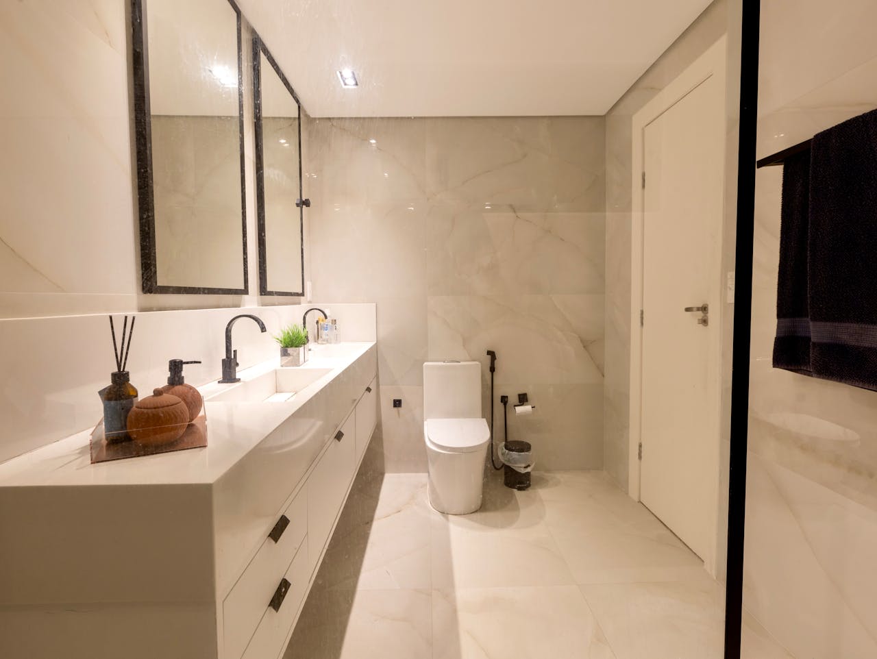 about-img Stylish bathroom with dual sinks and contemporary decor in Salvador, Brazil.